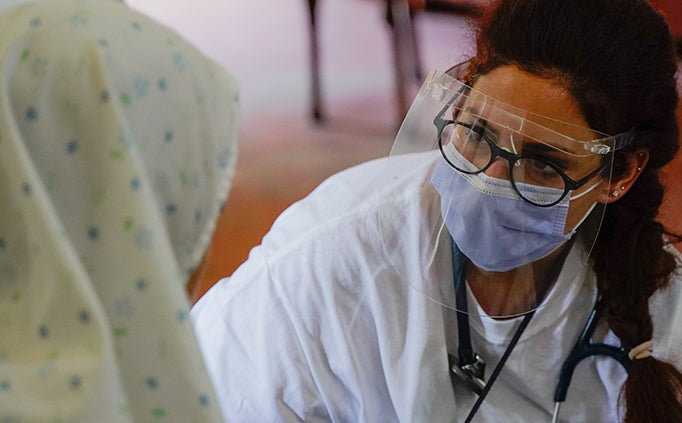 An MSF doctor meets with a patient.